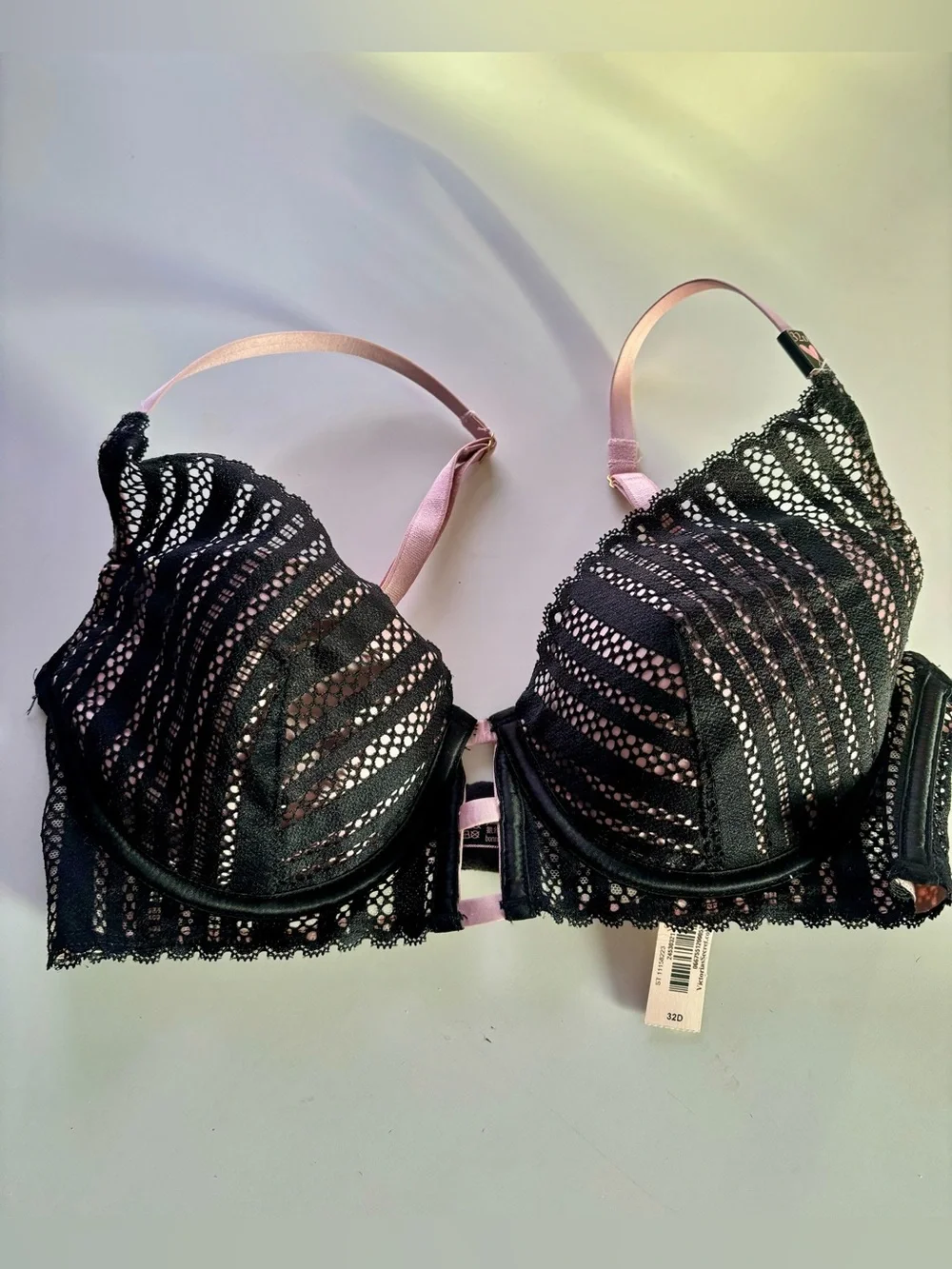 NWT Victoria’s Secret Lace bra size 32D - Picture 2 of 3